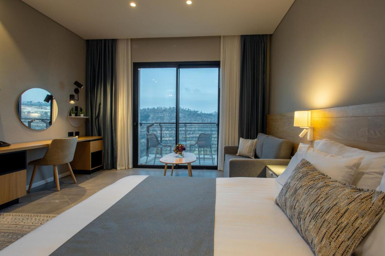 Logos Hotel In Yad Hashmona Екстериор снимка