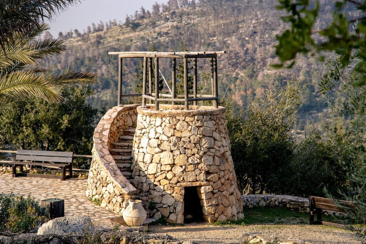 Logos Hotel In Yad Hashmona Екстериор снимка