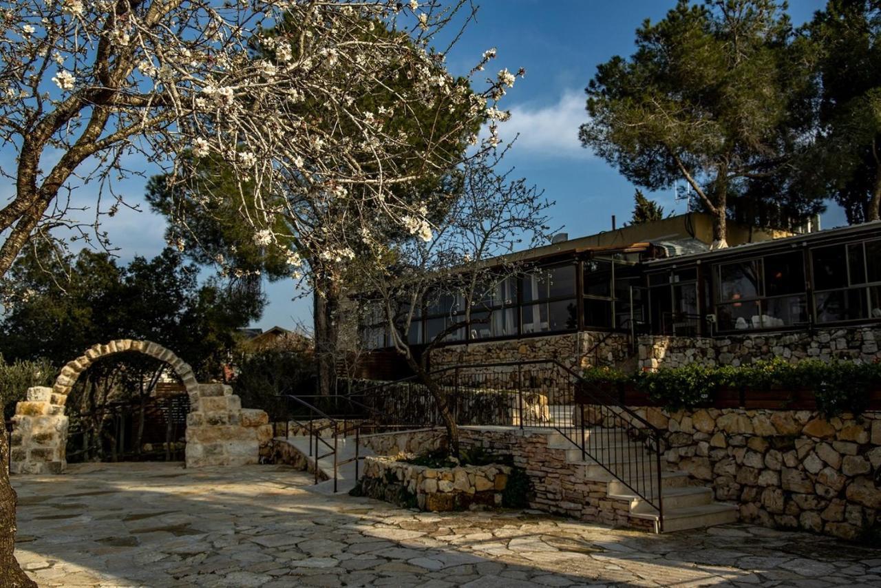 Logos Hotel In Yad Hashmona Екстериор снимка