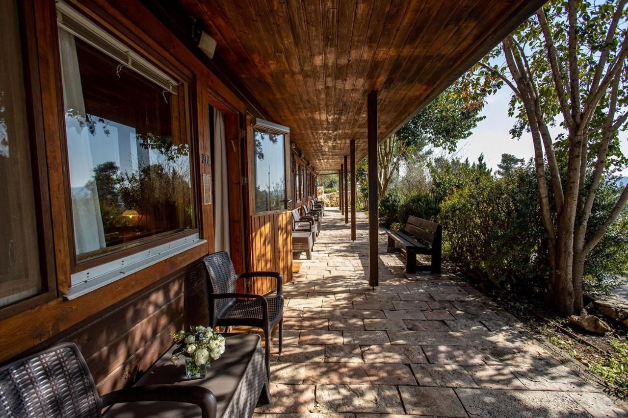 Logos Hotel In Yad Hashmona Екстериор снимка