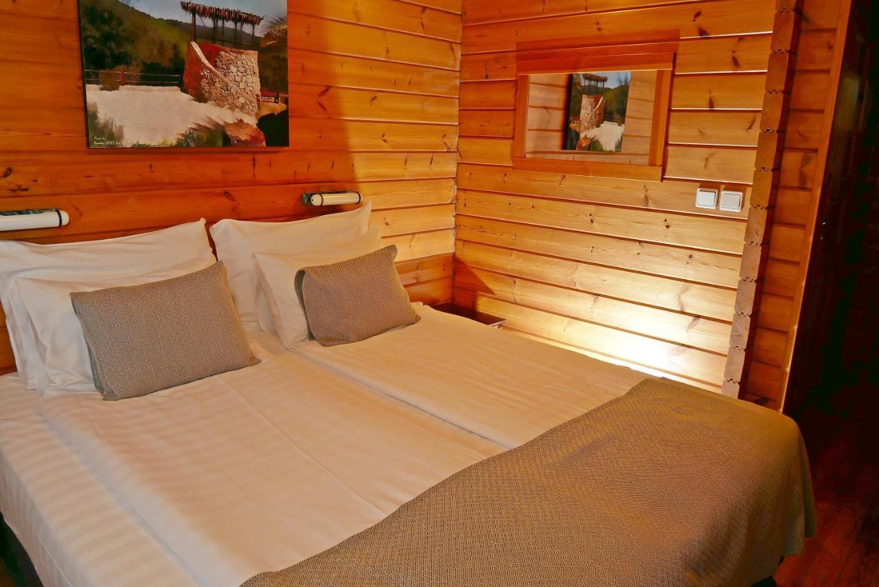 Logos Hotel In Yad Hashmona Екстериор снимка